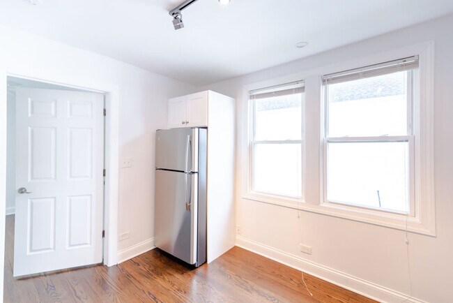 Foto del edificio - 2646 N Marshfield Ave