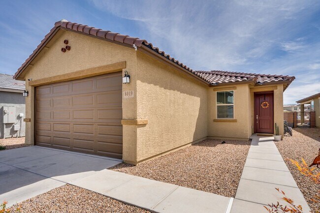 Building Photo - 3 Bedroom 2 Bathroom with Den/Office