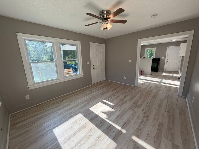 Foto del edificio - Renovated 2/1 House in North Rome- $1,095