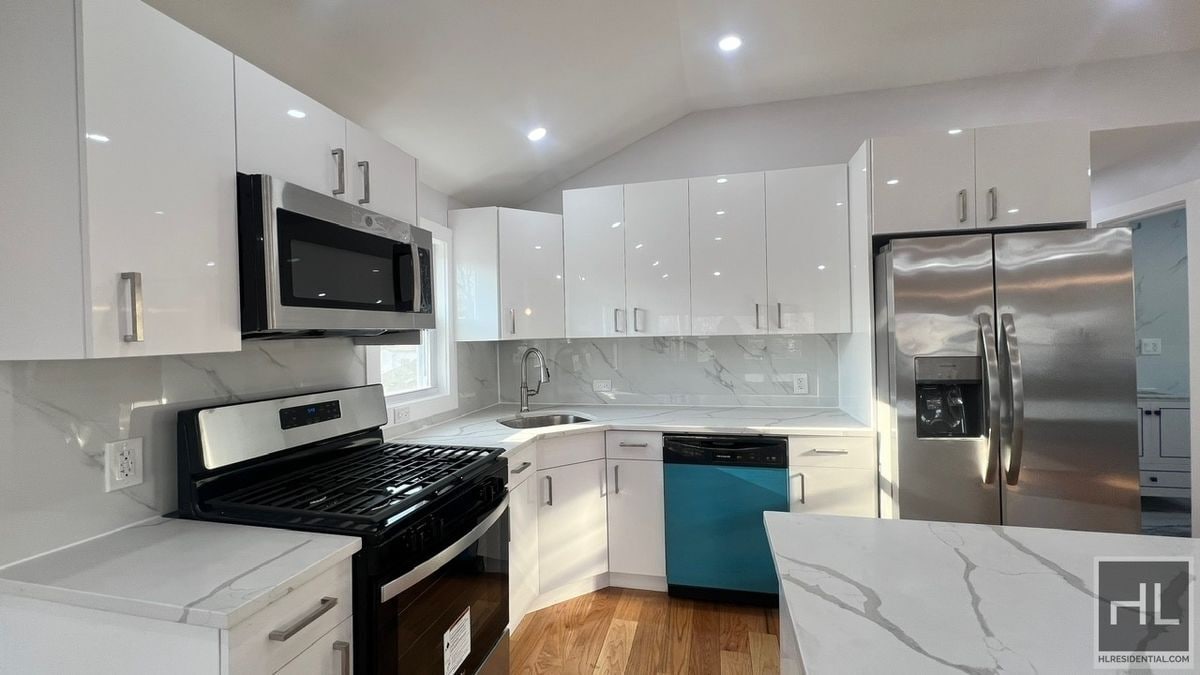 123 AVENUE - 123 AVENUE