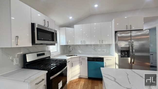 123 AVENUE - 123 AVENUE House