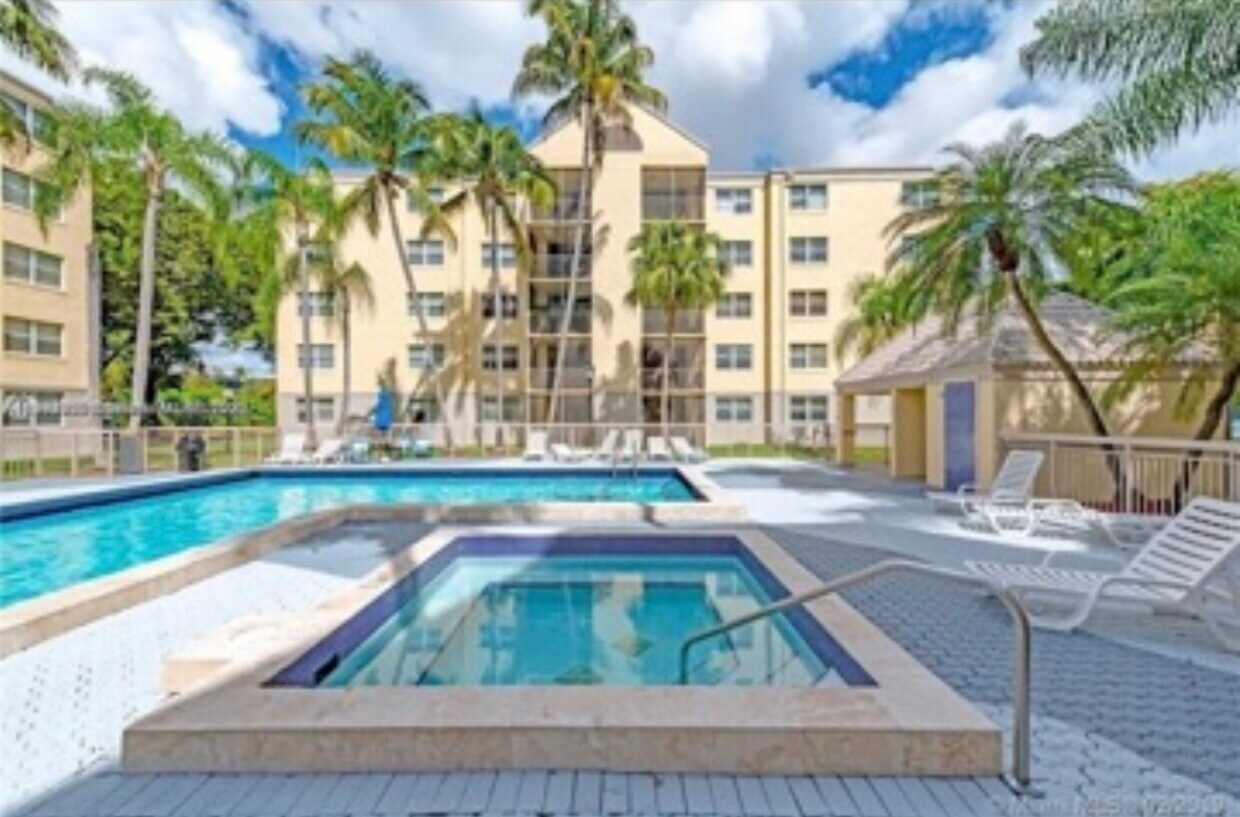 Foto principal - 8343 Lake Dr