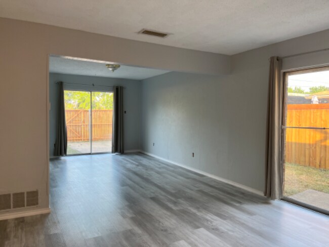 Foto del edificio - 716 Royal Crest Dr