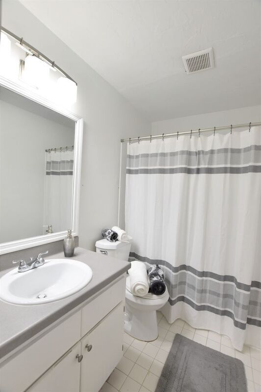 Building Photo - Spacious 2 Bedroom 1 1/2 Bathroom