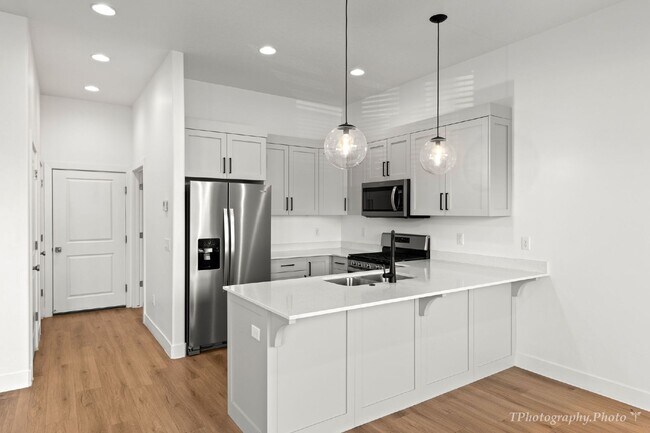 Building Photo - "Beautiful pet friendly 3-Bedroom, 2.5 Bat...