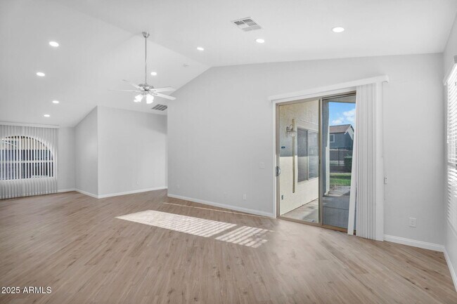 Building Photo - 841 E Lovegrass Dr