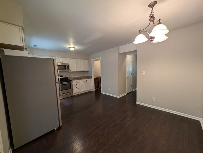 Foto del edificio - Charming  two story , 2 bedroom, 2.5 bath Condo located the Stratfordshire community !