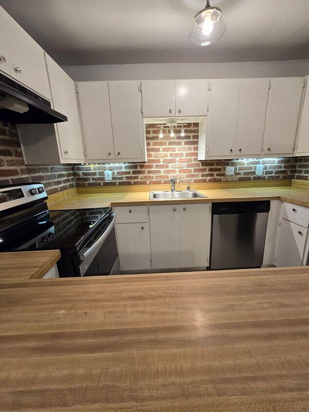 Beautiful Ground Floor Unit- 1BD/1.5BA - Ground floor Oasis - 1BD/1.5BA