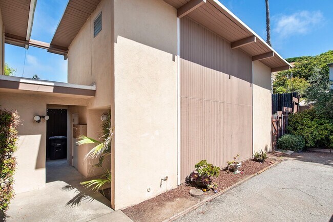 Building Photo - 2 BED/1.5 BATH ON THE MESA!!!