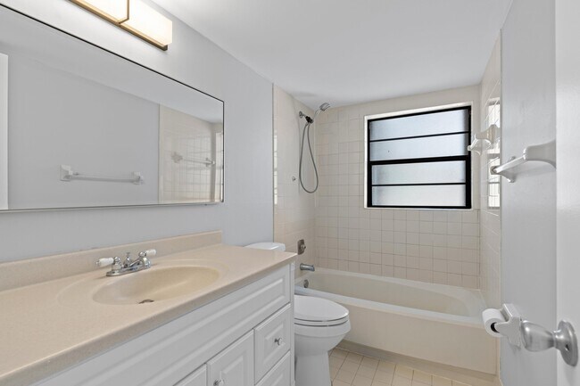 Building Photo - 2601 Riverside Dr