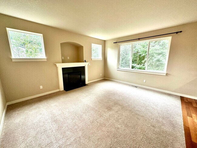 Foto del edificio - Beautiful 6-bedroom 4-bathroom home in an upscale neighborhood in the Sexton Mountain section of ...