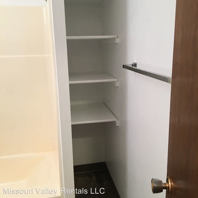 Building Photo - 404 3rd Ave NW