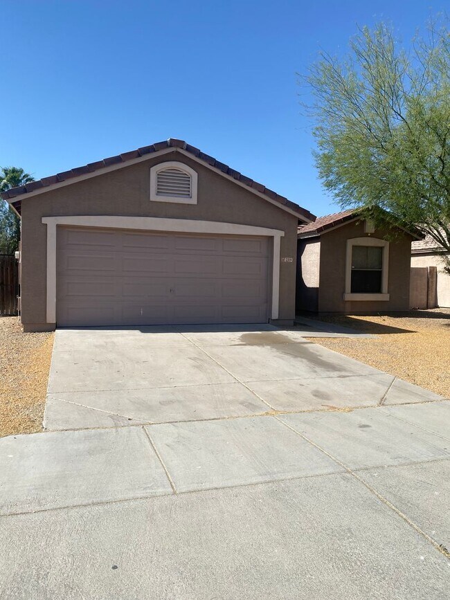 Building Photo - Amazing 3 bedroom, Huge Backyard
