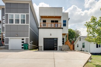 Building Photo - 998 Spain Ave
