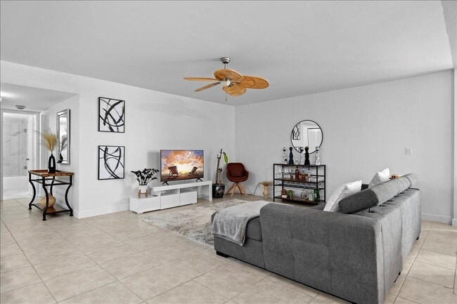 Building Photo - 825 Egret Cir