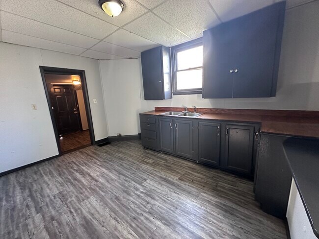 Building Photo - 612 South-