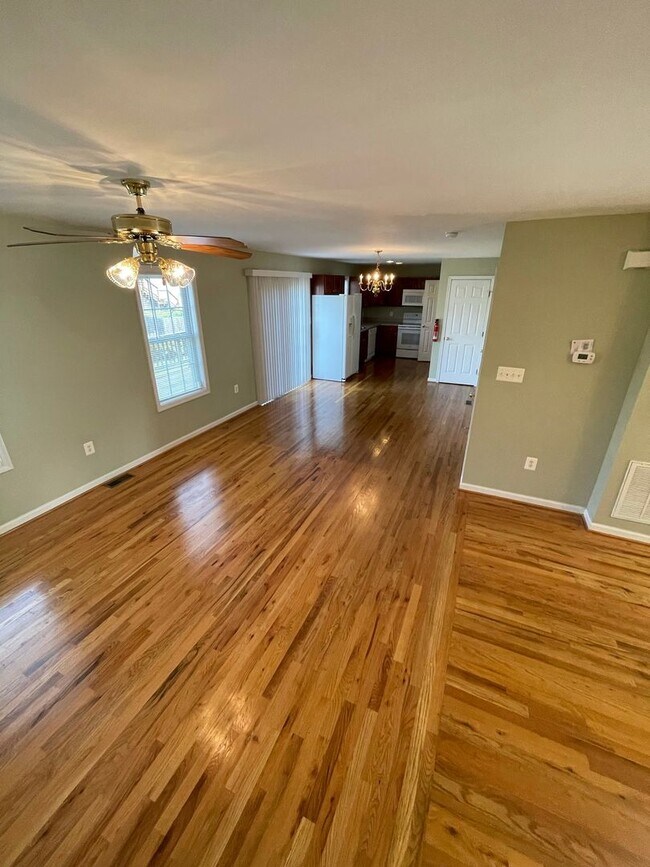 Building Photo - Colonial Home in Inwood