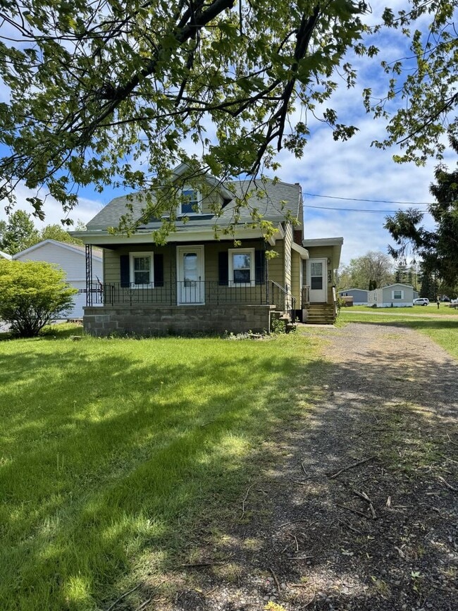 Building Photo - Thompsons Manor MHC