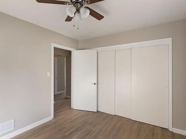Foto del edificio - "Charming 3-Bed, 2-Bath Retreat with 1,690 Sq Ft of Comfort in Kansas City!"