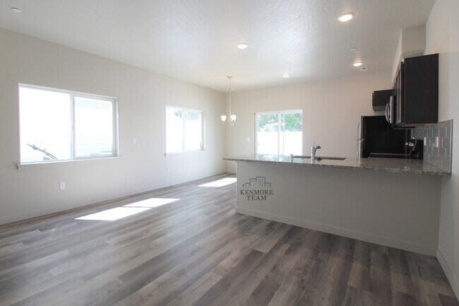 Foto del edificio - 3 Bedroom, 2 Bath Townhome in Kennewick
