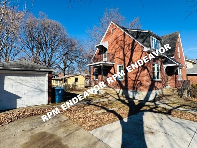 Foto del edificio - Downtown St. Charles 4BR Home | Walk to Main Street | Garage + Yard
