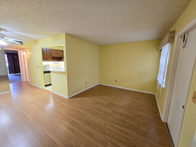Foto del edificio - Cozy 55+ 1st Floor Apartment