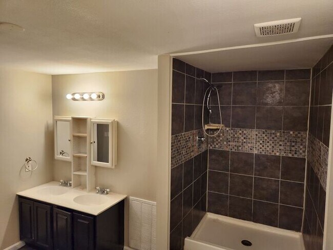 Building Photo - JULY MOVE IN SPECIAL: FREE 1st month w/18-...