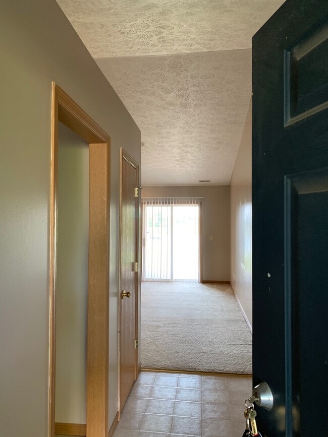 Foto del edificio - 2 bedroom, 2 full Bath, 2 car attached garage, West Lafayette duplex.