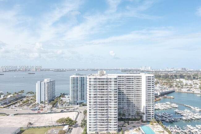 Foto del edificio - 7601 E Treasure Dr
