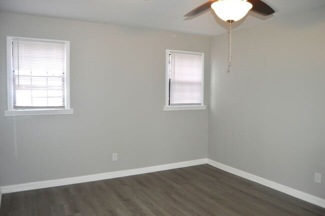 Building Photo - Newly Renovated 2/1 House!