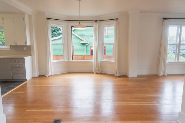 Building Photo - 4Bd/2.75Ba Seattle House