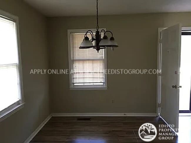 Building Photo - Centrally Located Two Bedroom, One Bathroo...