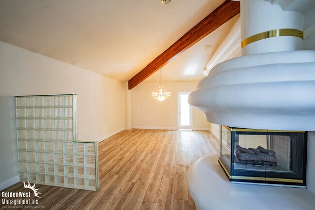 Foto del edificio - Stunning & Spacious 4Bdm 3.5Ba Home Located in the Heart of Las Vegas.