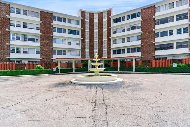 Foto del edificio - 1700 NE 105th St