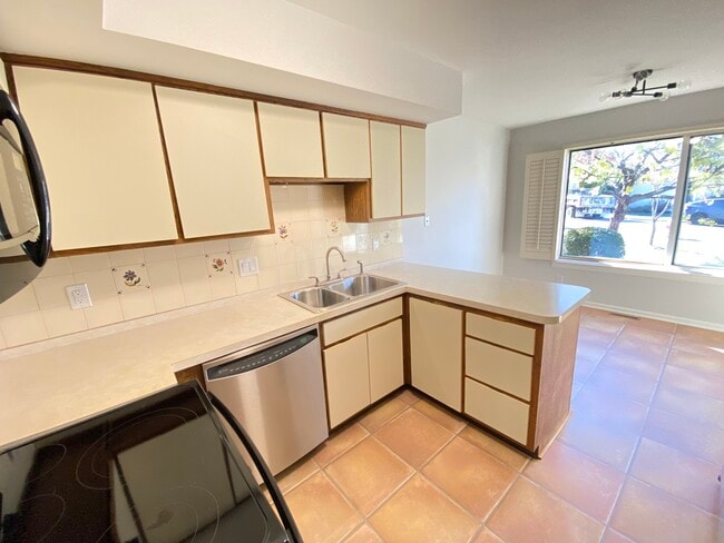 Kitchen and eating nook - 35 Gordon Way