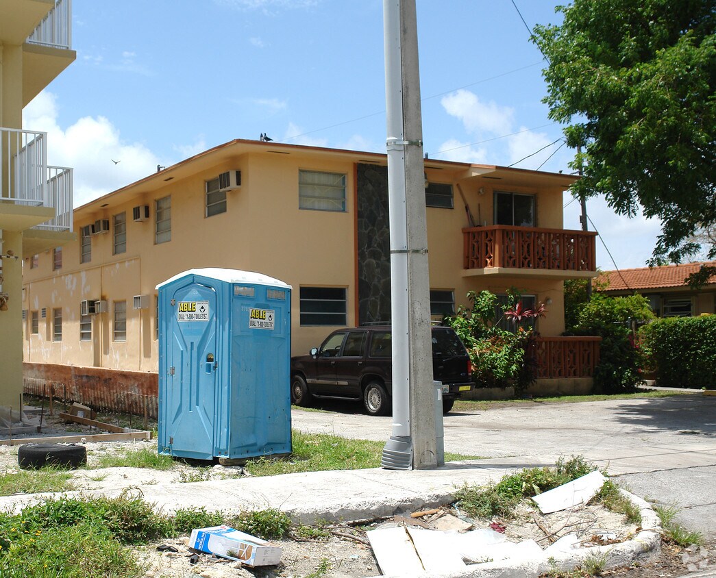 Building Photo - 610 SW 9th St