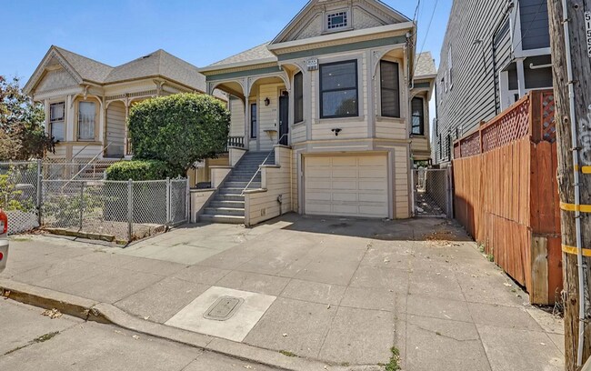 Building Photo - ALL remodeled 3bed/2bath Victorian DUPLEX!...