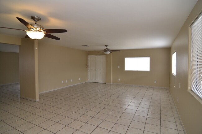 Foto del edificio - Spacious 4 Bedroom 2 Bath Home! Great South Tucson Location!