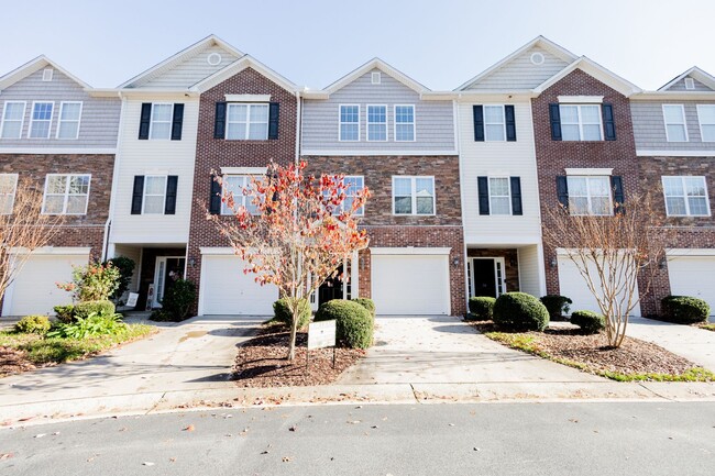 Building Photo - 3 BR townhouse with garage