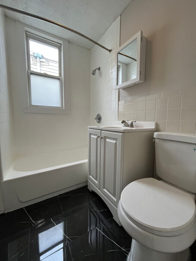 Foto del edificio - 244 Duncan Ave