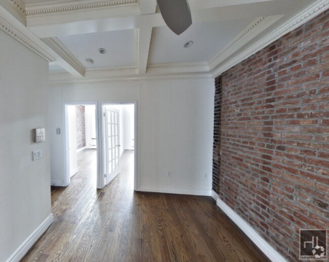 Building Photo - Beautiful 4 Bedroom 2 Bath Apartment In Mi...