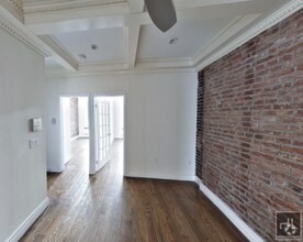 Building Photo - Beautiful 4 Bedroom 2 Bath Apartment In Mi...