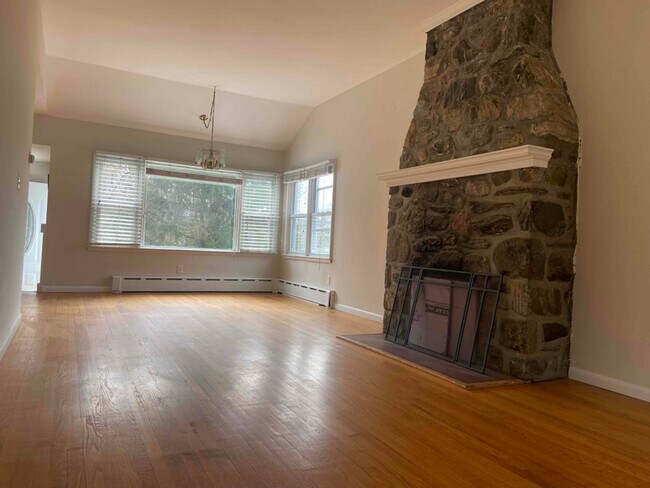 Foto del edificio - 1232 N Ridge Rd