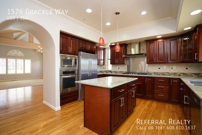 Foto del edificio - Gorgeous Executive Home with Central AC in...