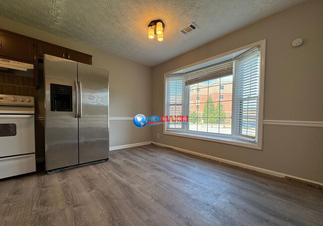 Building Photo - Nice townhouse on the SAME street as GSMST...