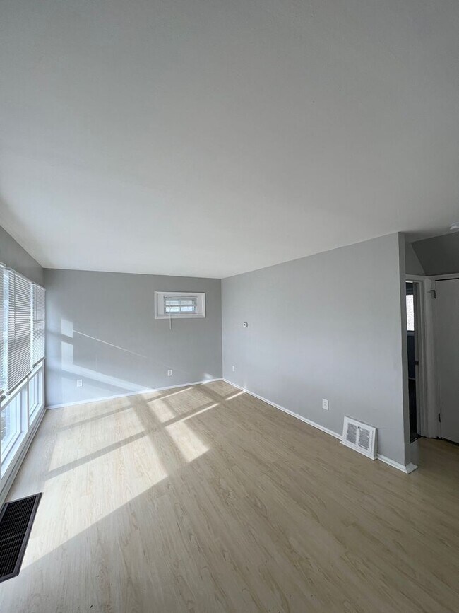 Foto del edificio - 4 Bedroom, 1 bathroom Single-Family Home i...