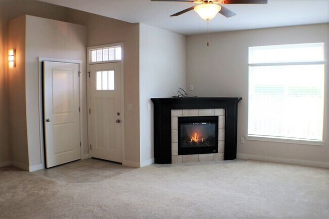 Foto del edificio - $2,000 | 3 Bedroom, 3 Bathroom TOWN HOME | PET Friendly* | Sublease* | Available for August 1st, ...