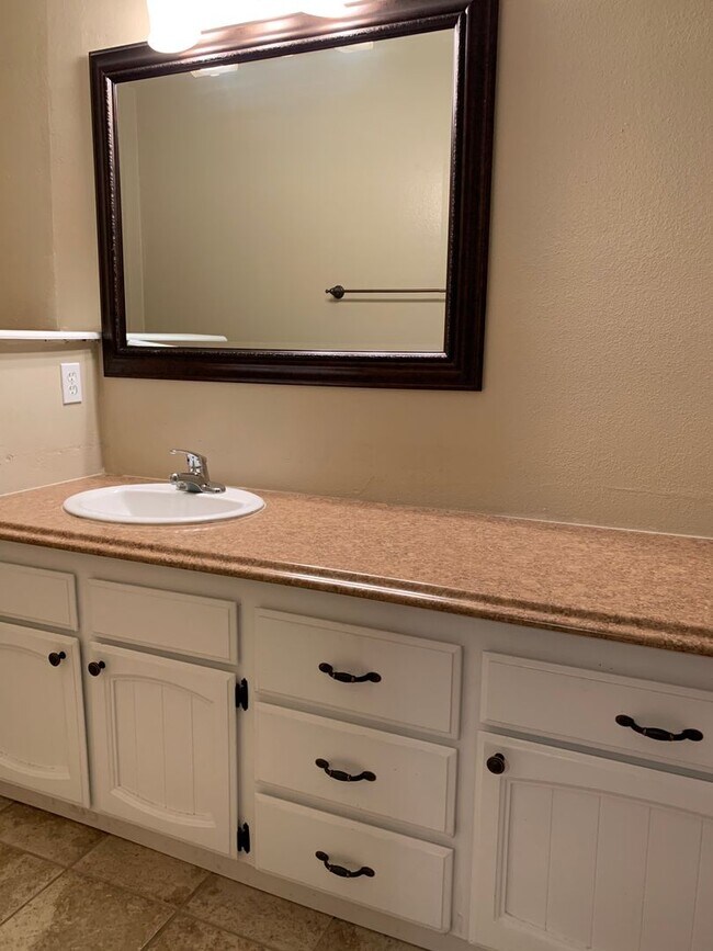 Foto del edificio - Two-bedroom Tri-Level Condo