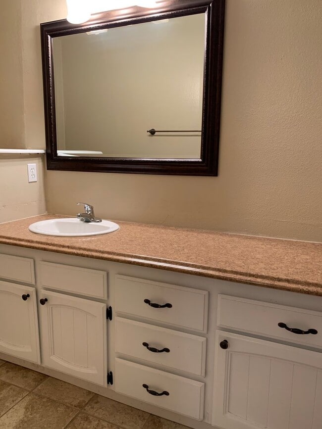 Building Photo - Two-bedroom Tri-Level Condo
