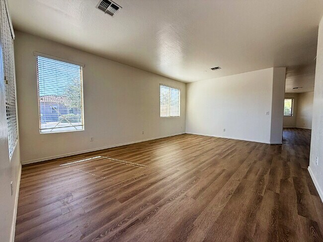 Foto del edificio - Large Open-Concept Home with Den/Office, F...